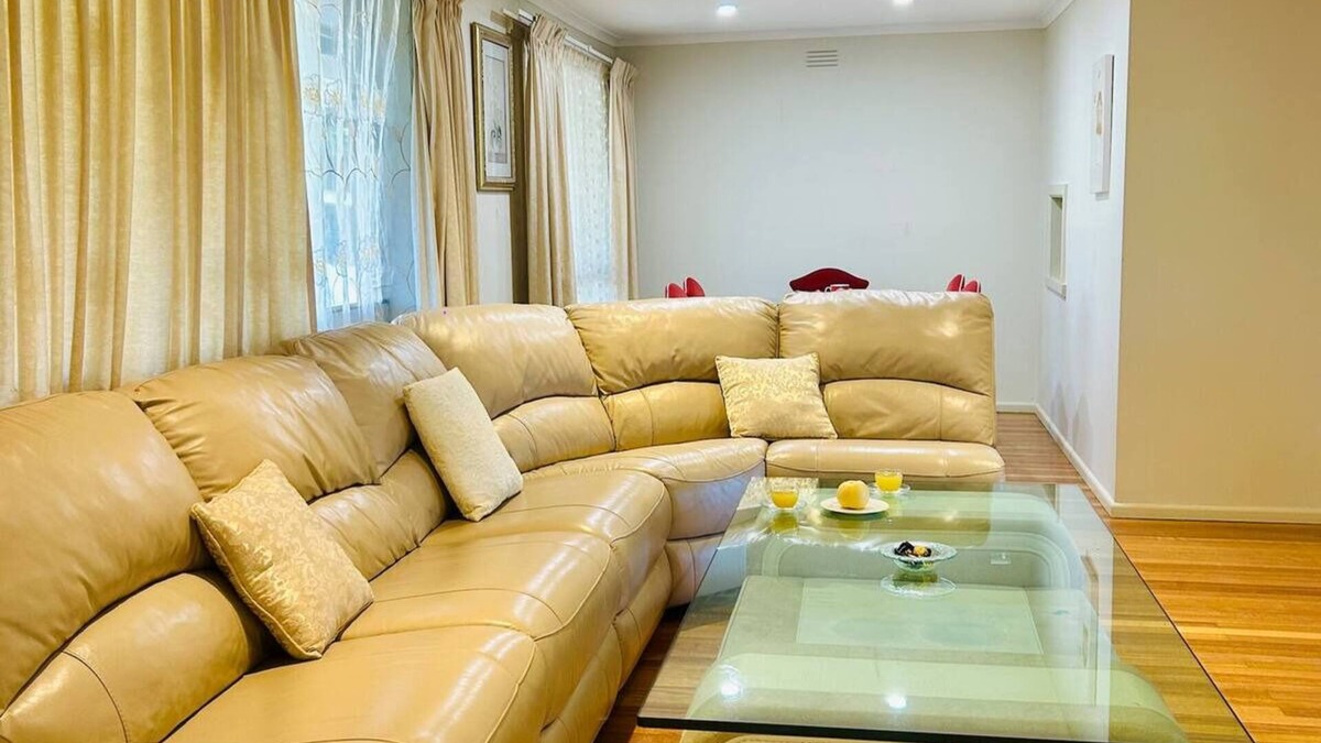 Doncaster House | Home in Doncaster with Gardens, Near Shops & Transport