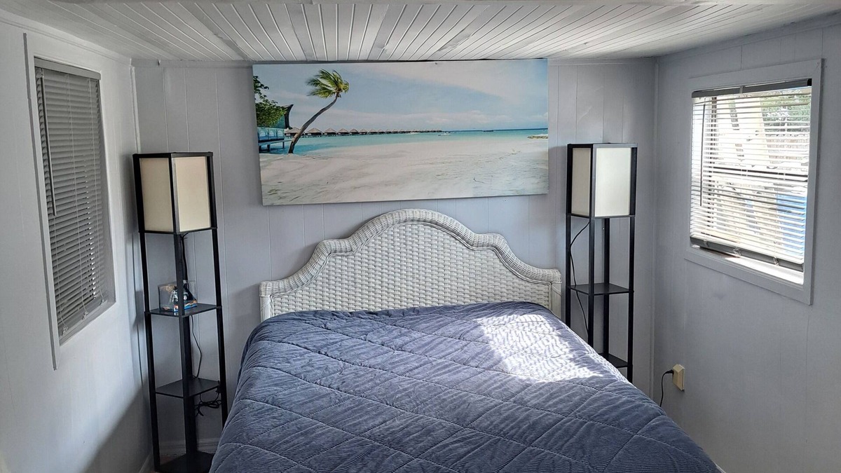 Nokomis House | Home in Nokomis 2 bed room 2 bathroom
