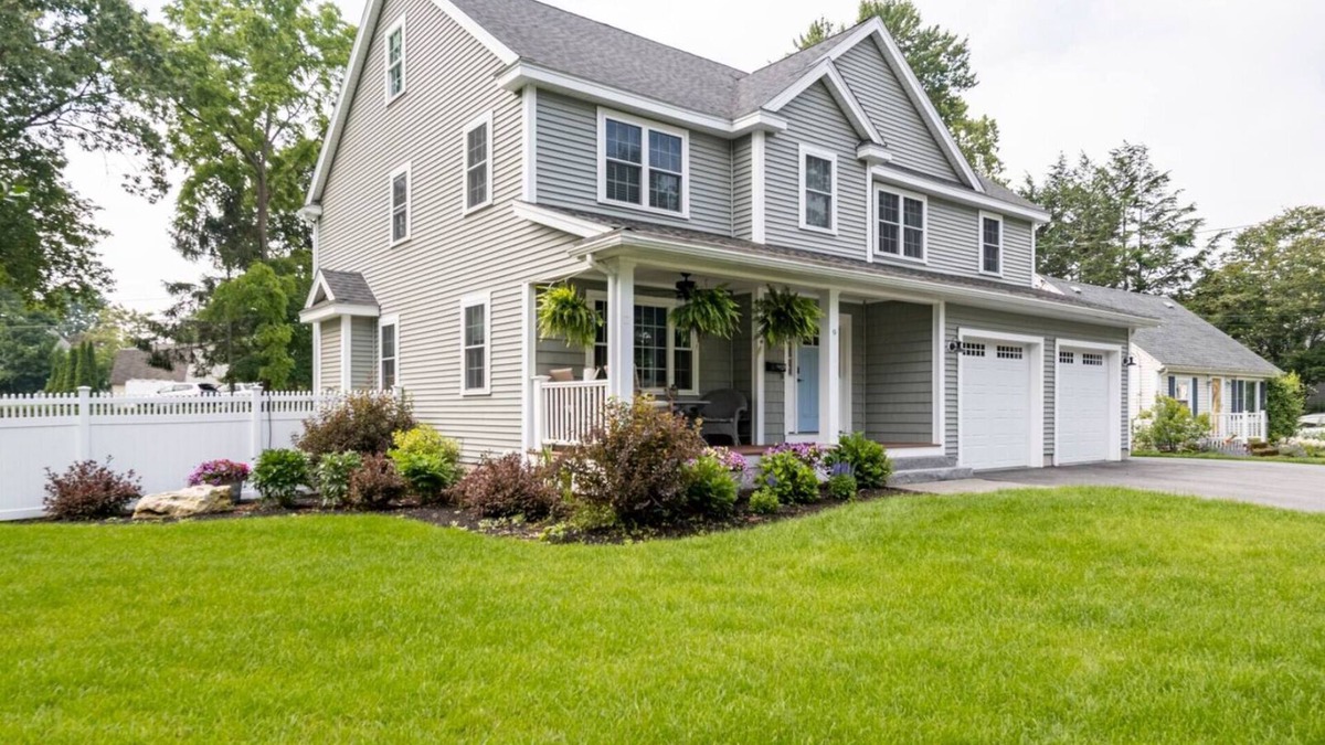Woburn House | Home in Woburn - Family + Pet Friendly!