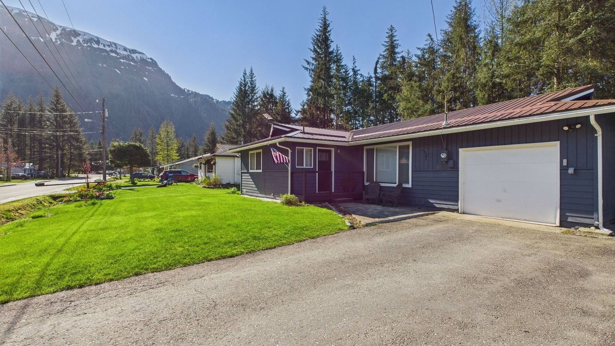 Mendenhaven House | Home Near Mendenhall Glacier with Large Backyard
