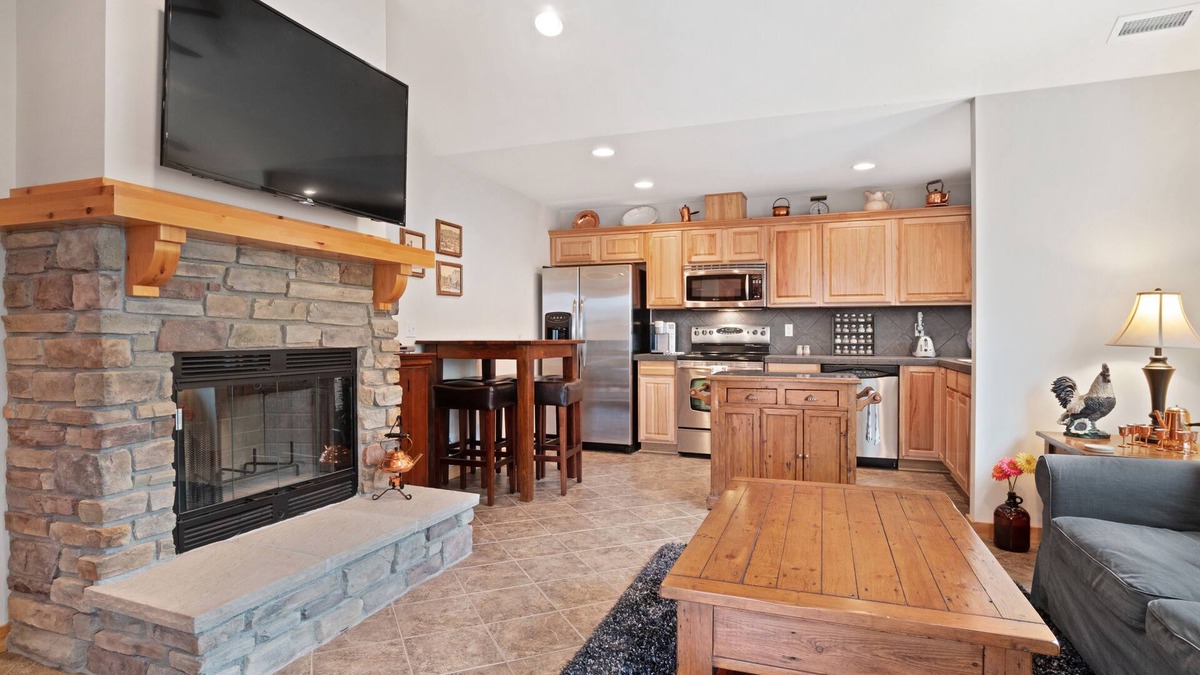 Ronald House | Home near Suncadia with a wood-burning fireplace & furnished deck