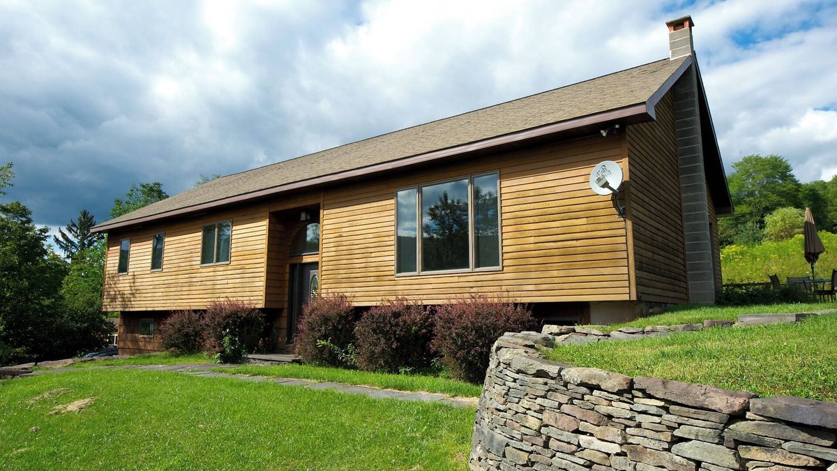 New Kingston House | Home onHill/Mountain Views/Secluded/FAST Internet/AC/Near Roxbury Wedding Venues