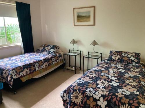 Swan Hill House | Home Stay on High Room 1 Queen Bed and Room 2 King Bed OR Two Single Beds