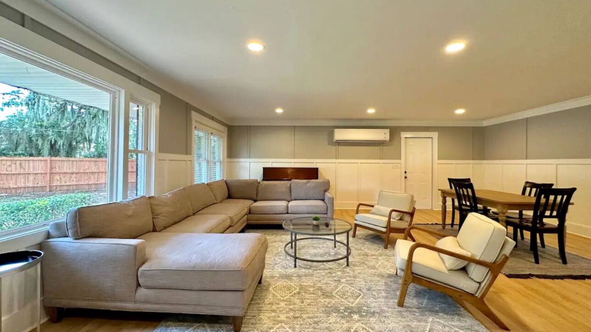 Shell Point House | Home Under The Oaks - 3 bedroom - 2 bath - 2 Miles to Parris Island!