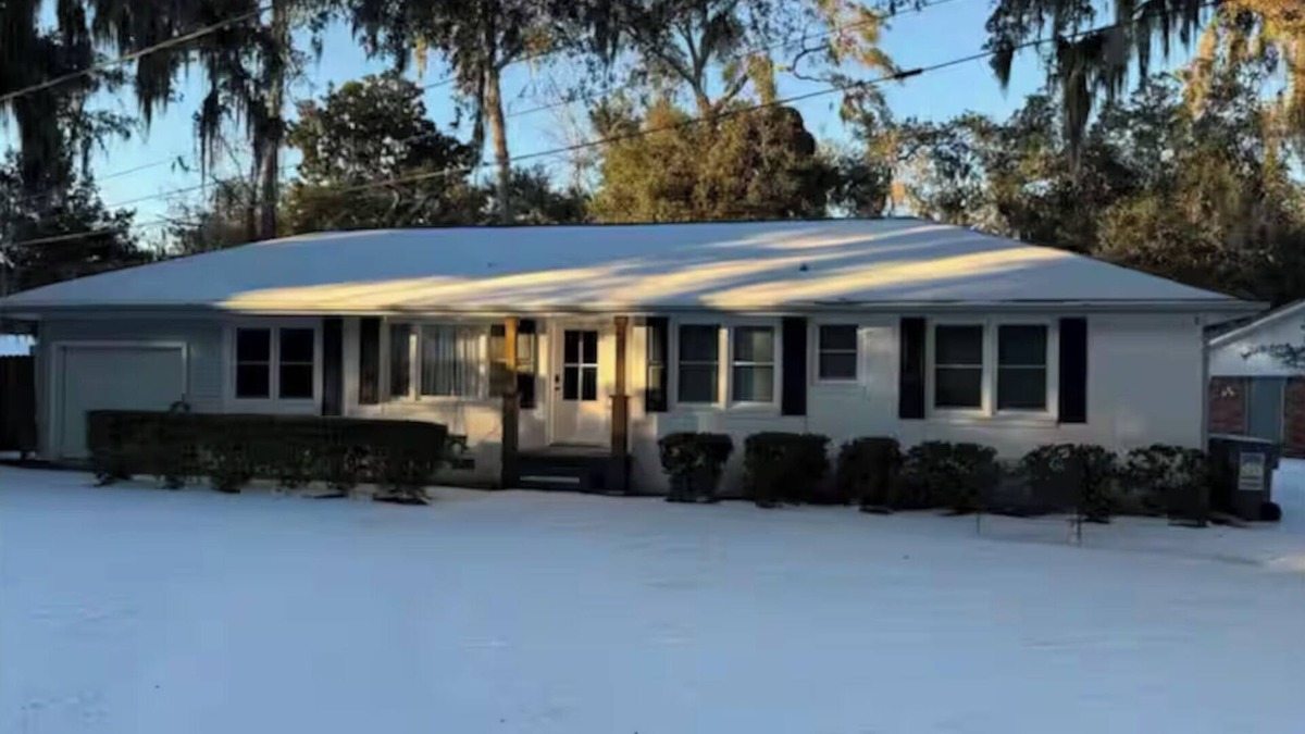 Beaufort House | Home Under The Oaks - Sleeps 6!