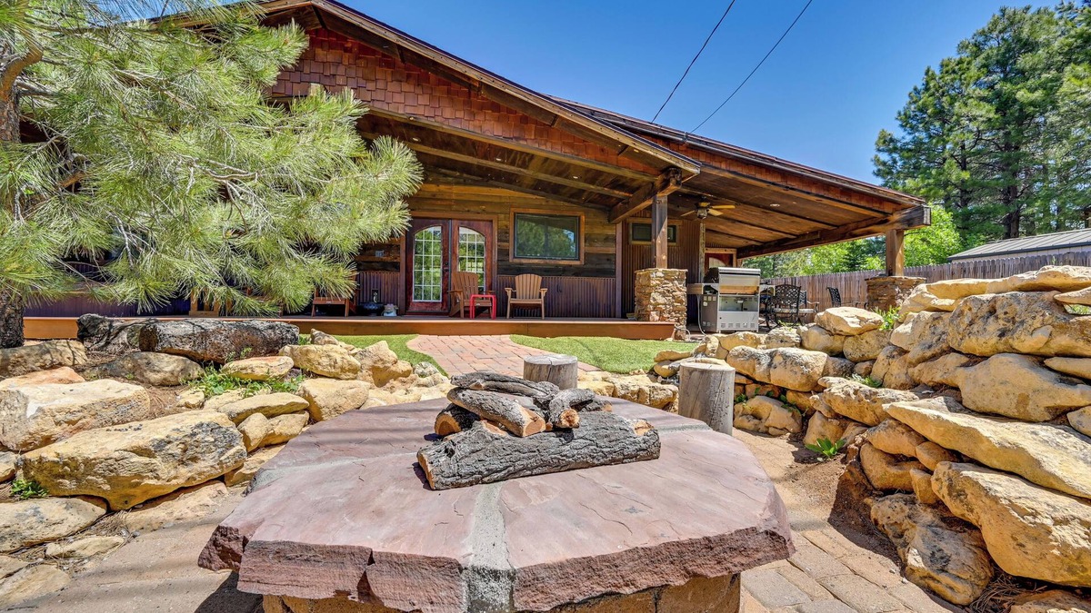 Mountainaire House | Home w/Jacuzzi: 10 Mi to NAU & Flagstaff!