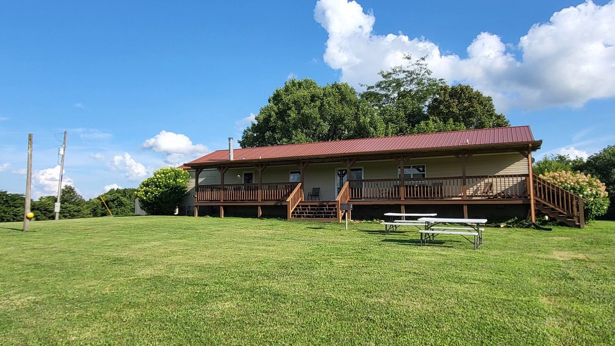 Hardin County House | Home with HOT TUB by Garden of the Gods in Shawnee National Forest.