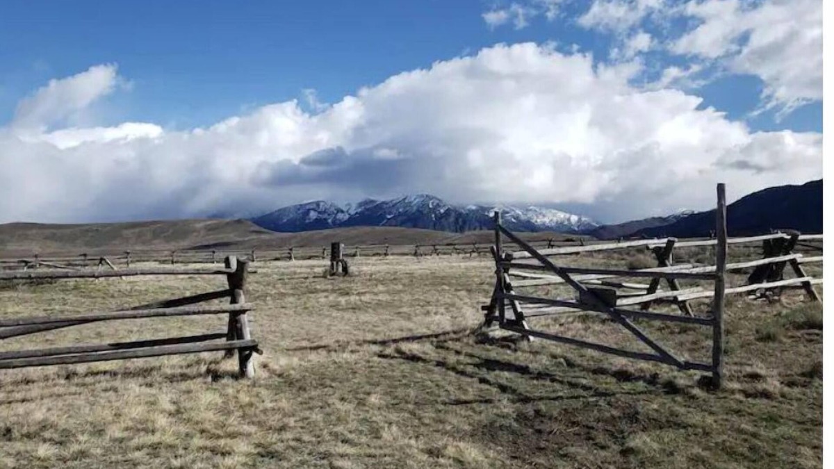 Cameron RV Rental | Homebase RV Hook-up NEXT to Yellowstone - SITE 2