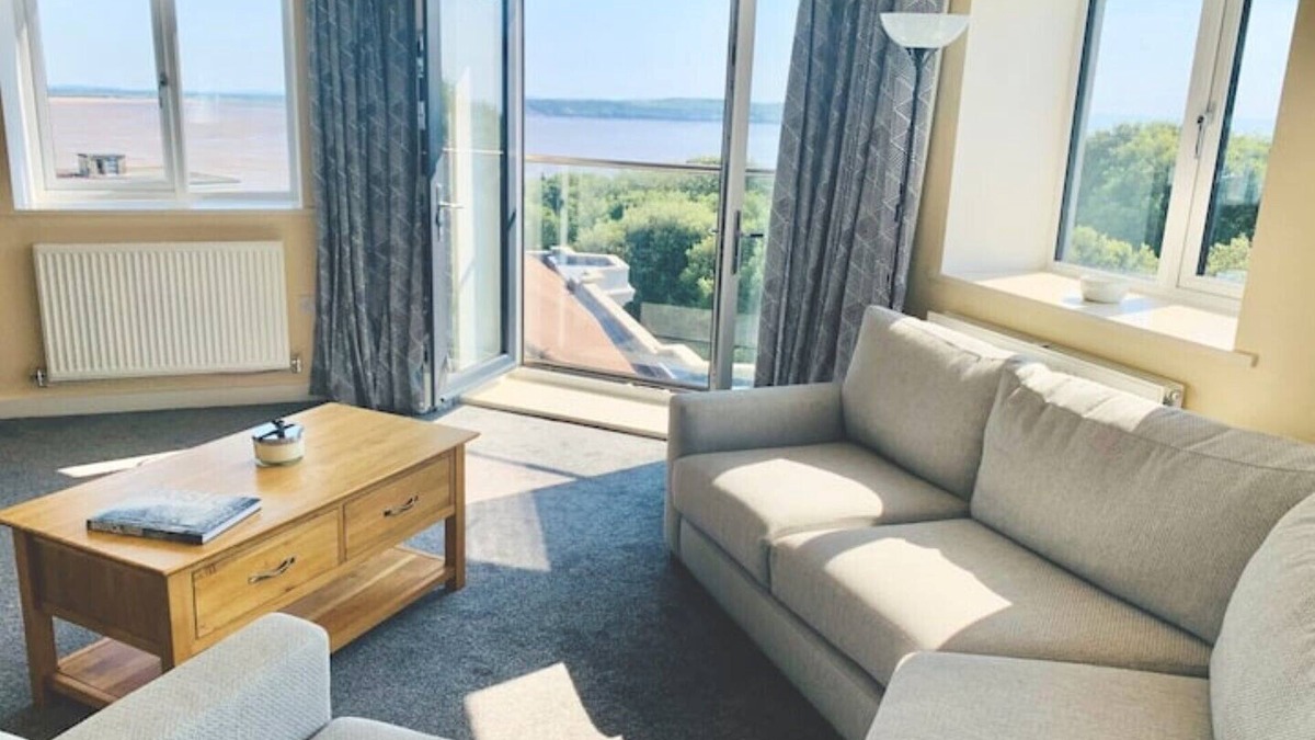 Weston-super-Mare Apartment | Homely 2 bedroom apartment&stunning seaside views