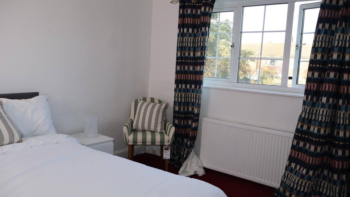 Vange House | Homely 3-bedroom House close to shops and also close to the town center