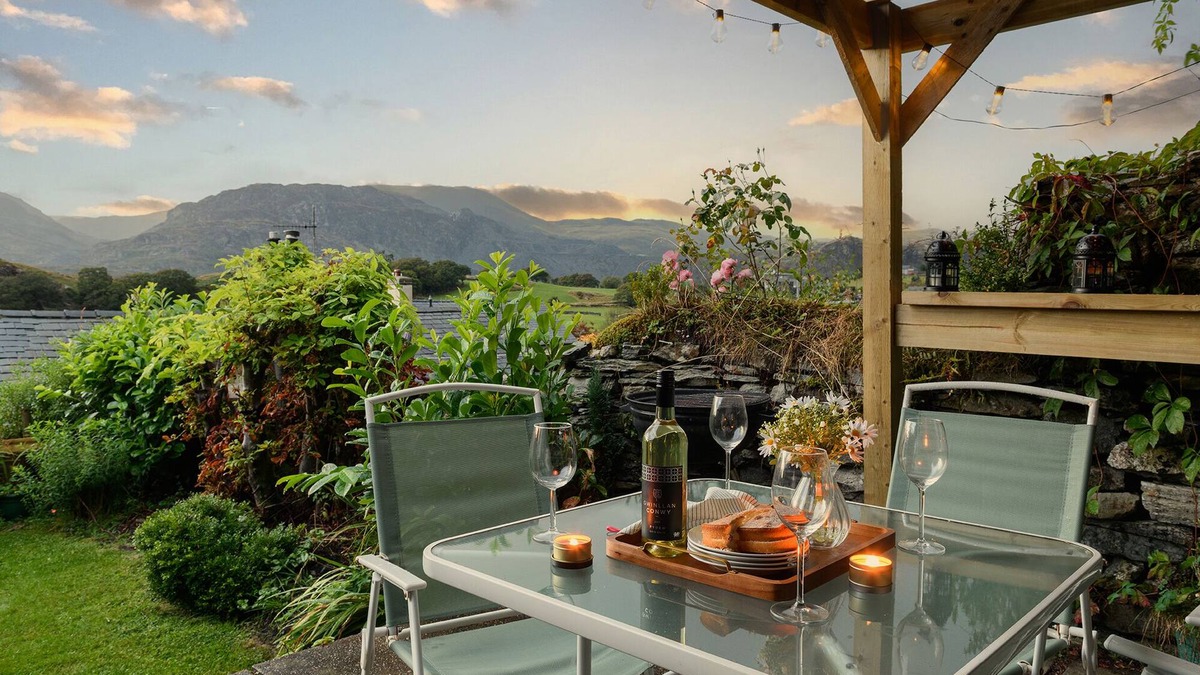 Manod House | Homely cottage & garden with mountain-view.