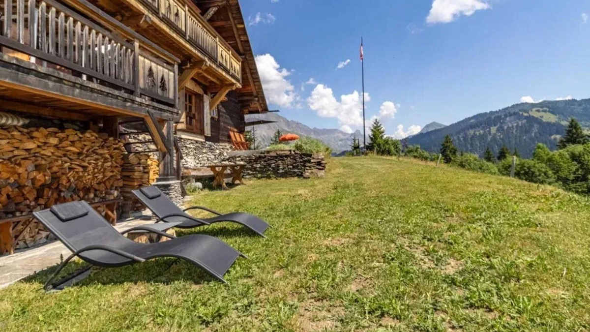 Saint-Nicolas-la-Chapelle Ski Chalet | Homerez - Chalet in Saint-Nicolas-la-Chapelle