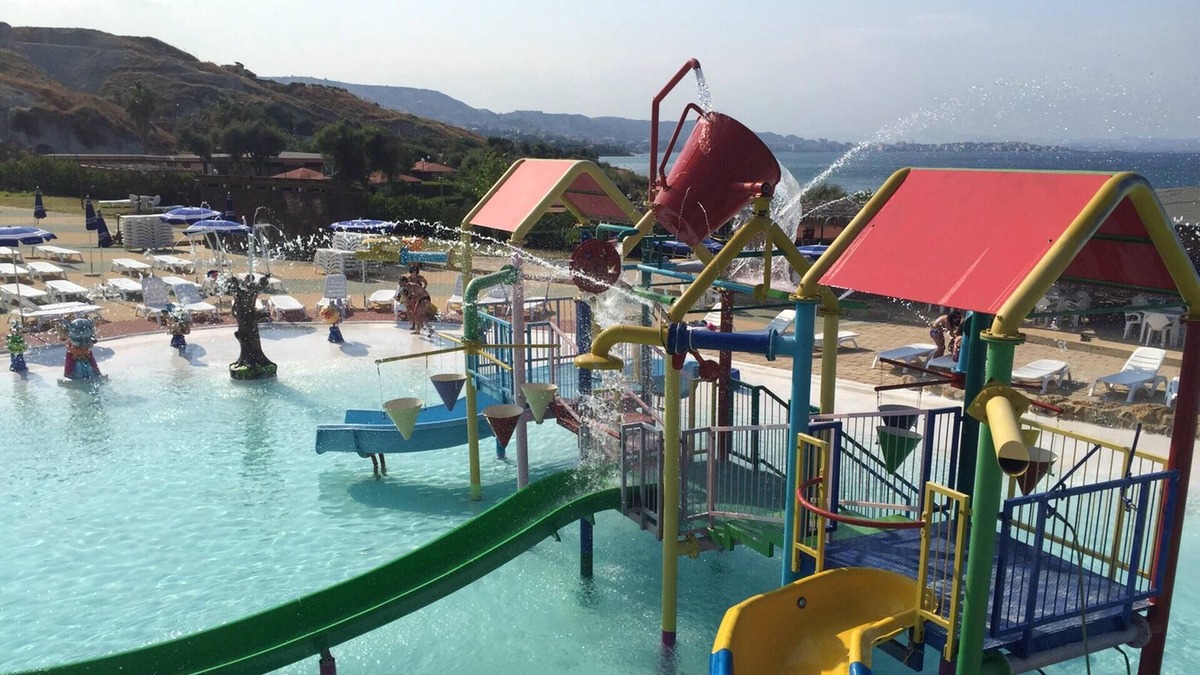 Crotone House | Homerez - 10 m away from the beach! House for 4 ppl. with shared pool at Crotone