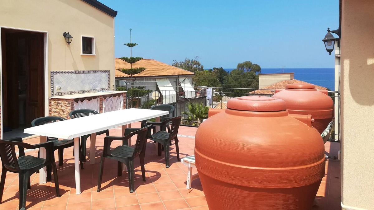 Marina di Caronia House | Homerez - 200 m away from the beach! Nice house for 4 ppl. at Marina di Caronia