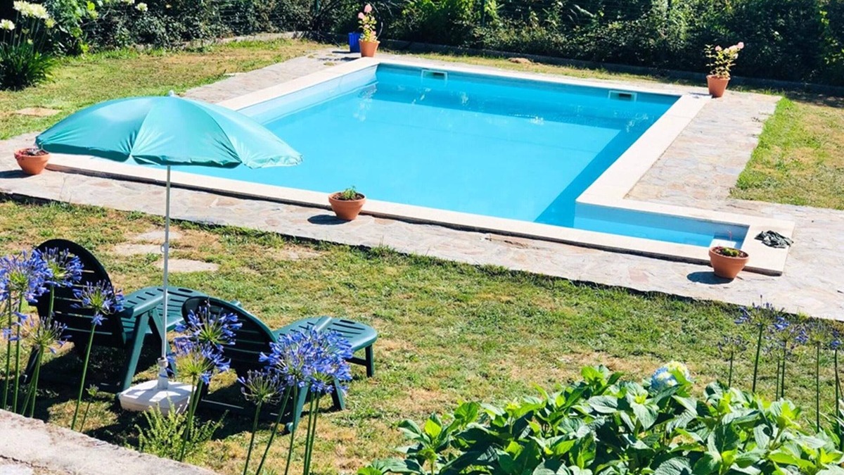 Meada House | Homerez - Amazing house for 4 ppl. with shared pool and balcony at Águeda