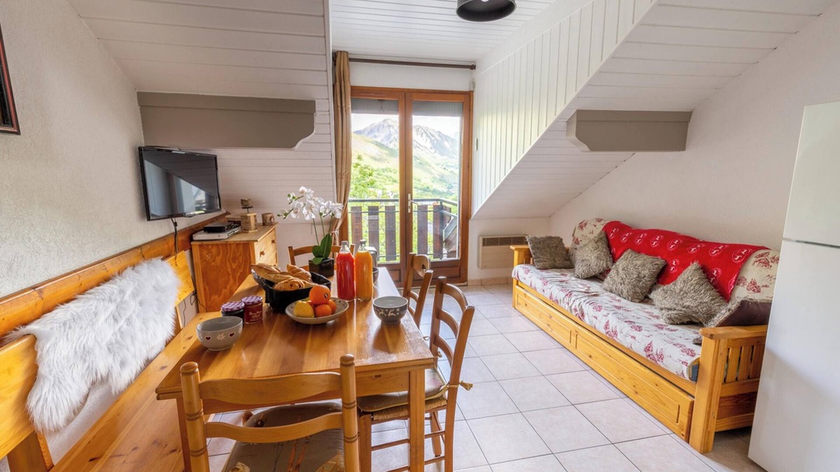 Saint-Sorlin-d'Arves Apartment | Homerez - Apartment in Saint-Sorlin