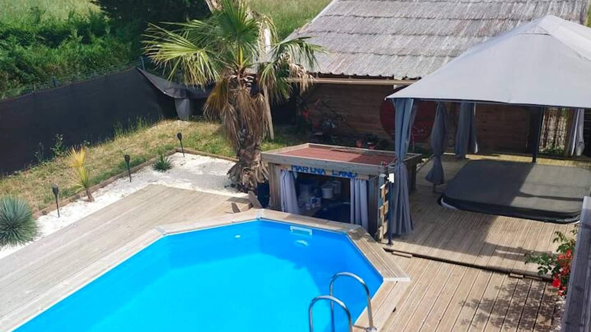Aiguillon Apartment | Homerez - Appartement for 2 ppl. with swimming-pool and jacuzzi at Aiguillon
