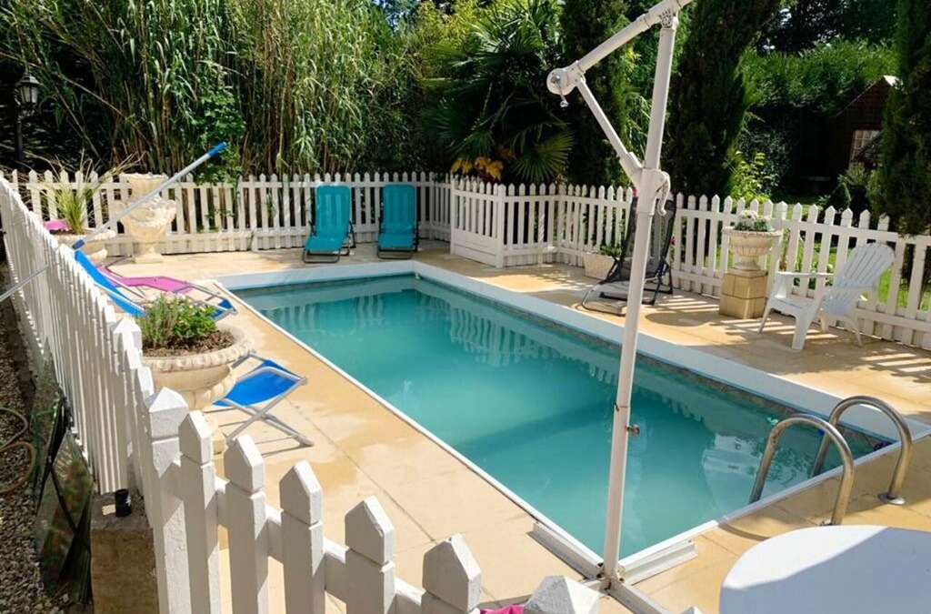 Bracquetuit House | Homerez - Beautiful house for 4 ppl. with shared pool and terrace at Bracquetuit