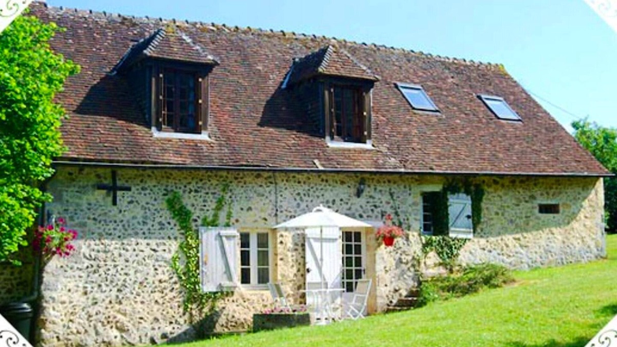 Colonard-Corubert House | Homerez - Big property for 10 ppl. with terrace at Colonard-Corubert