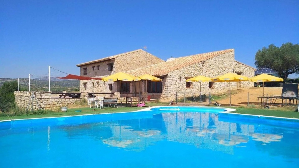 La Salzadella Villa | Homerez - Big villa for 16 ppl. with swimming-pool and garden at La Salzadella