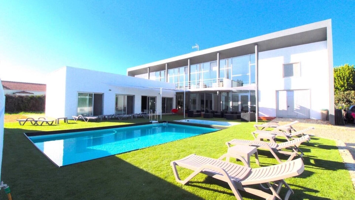 Gambia-Pontes-Alto da Guerra Villa | Homerez - Big villa for 22 ppl. with shared pool, jacuzzi and terrace at Setúbal