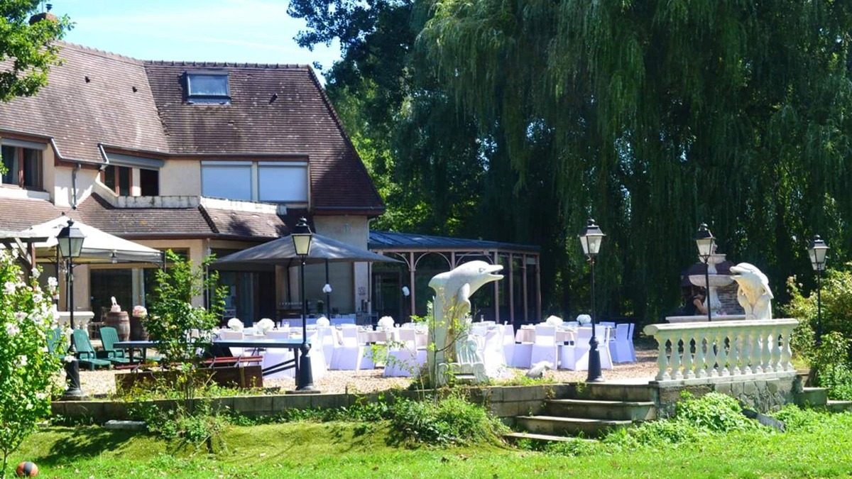 Courtenay Villa | Homerez - Big villa for 15 ppl. with garden, terrace and balcony at Courtenay