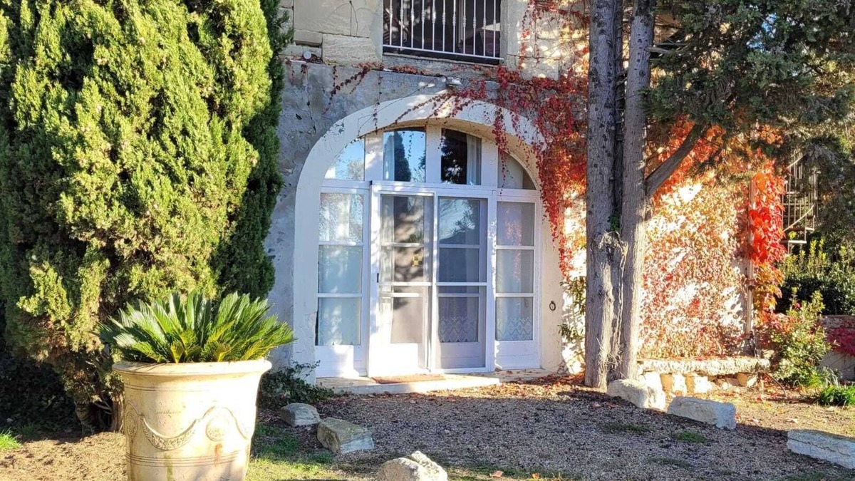 Albaron Apartment | Homerez - Bright Apartment in Arles with Shared Pool