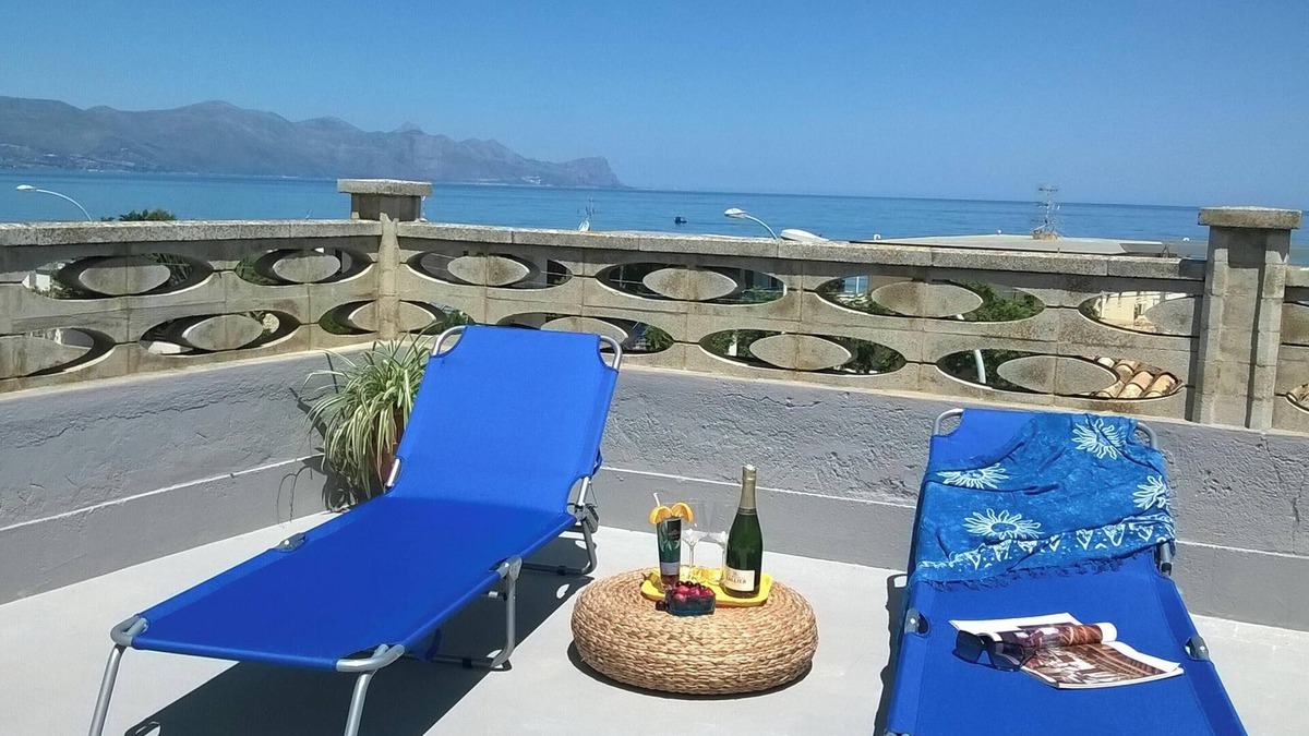 Alcamo Marina Apartment | Homerez - Bright Apartment in Alcamo: 100 m² with Sea View