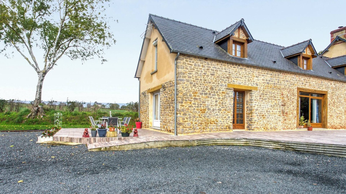 La Chapelle sur Vire House | Homerez - Charming House in Saint-Marcouf with Garden