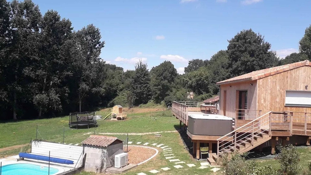 Chalandray House | Homerez - Charming house with shared pool in Chalandray