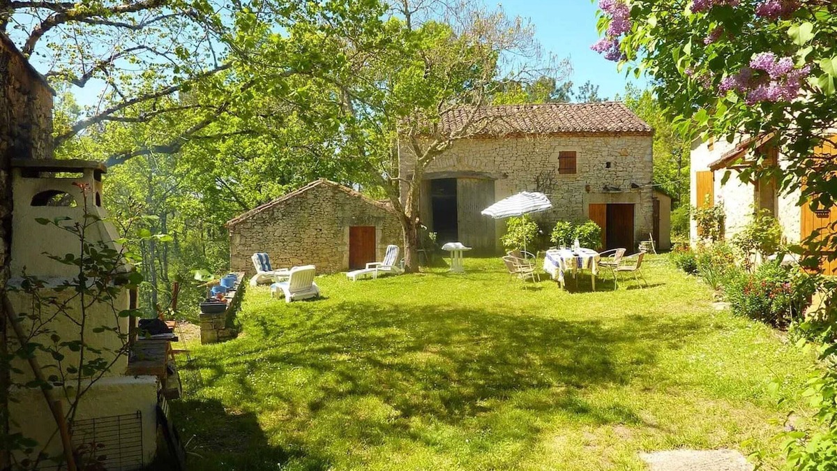 Les Junies House | Homerez - Charming House in Les Junies with Garden View