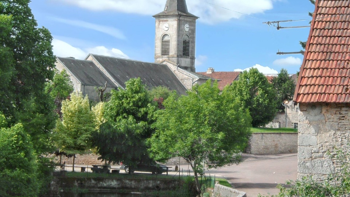 Echalot House | Homerez - Charming House in Échalot with Enclosed Garden