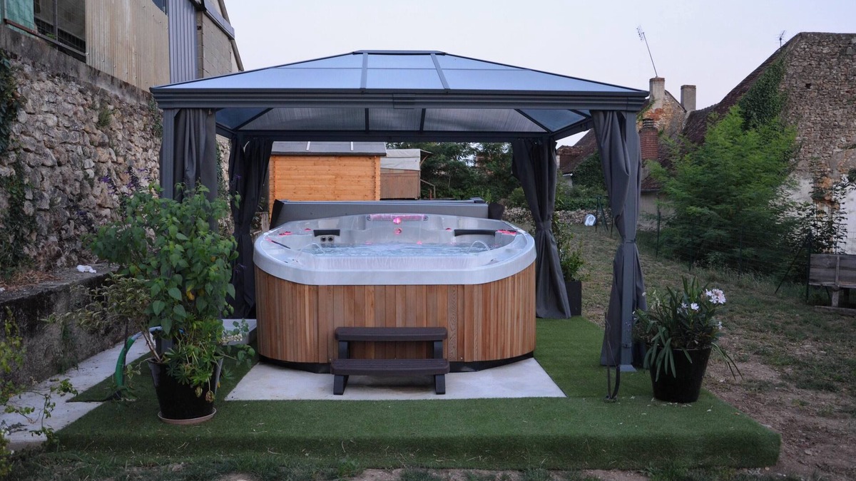 Le Blanc House | Homerez - Charming house in Le Blanc with spa and garden
