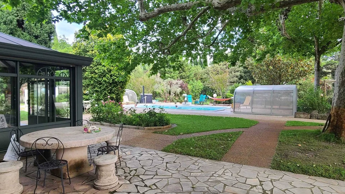 Le Thor House | Homerez - Charming House in Le Thor with shared pool