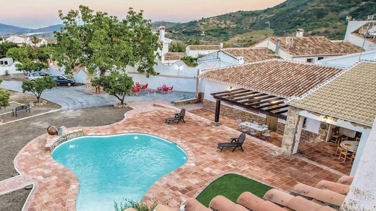 Mondron Villa | Homerez - Charming Villa in Mondrón with Private Pool