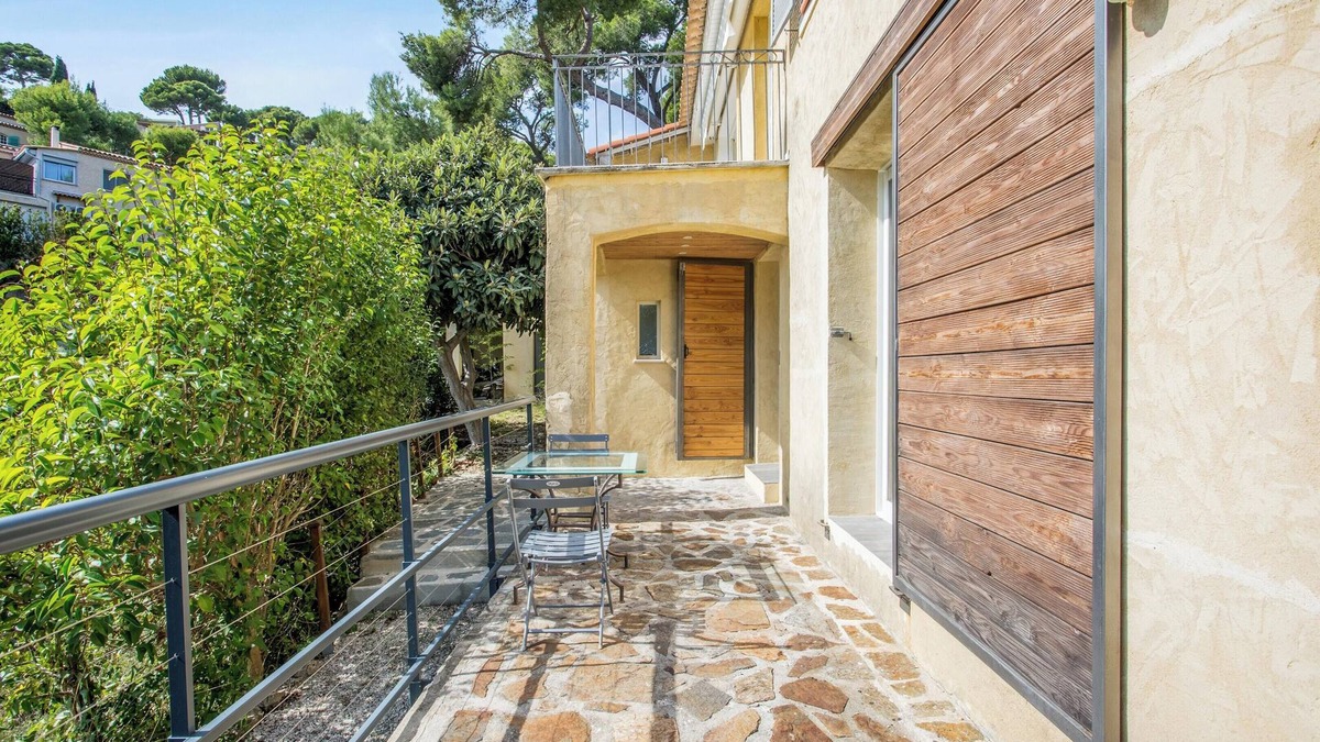 Hyeres Apartment | Homerez - Comfortable Apartment in Hyères with Private Pool