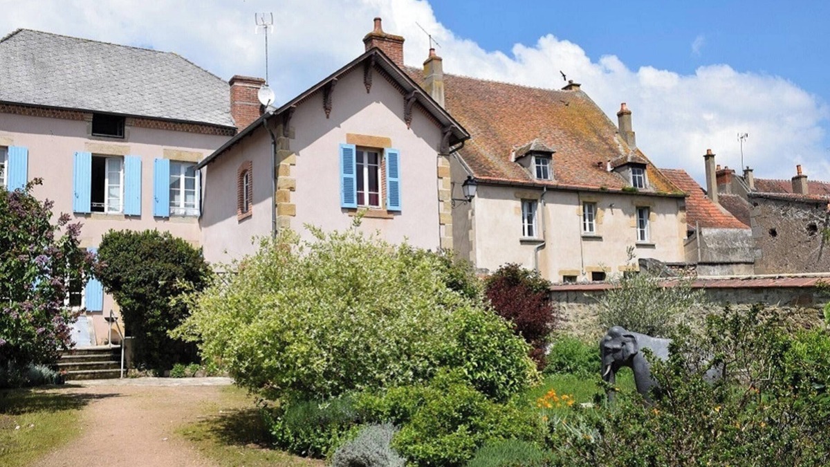 Souvigny House | Homerez - Comfortable House in Souvigny + Garden