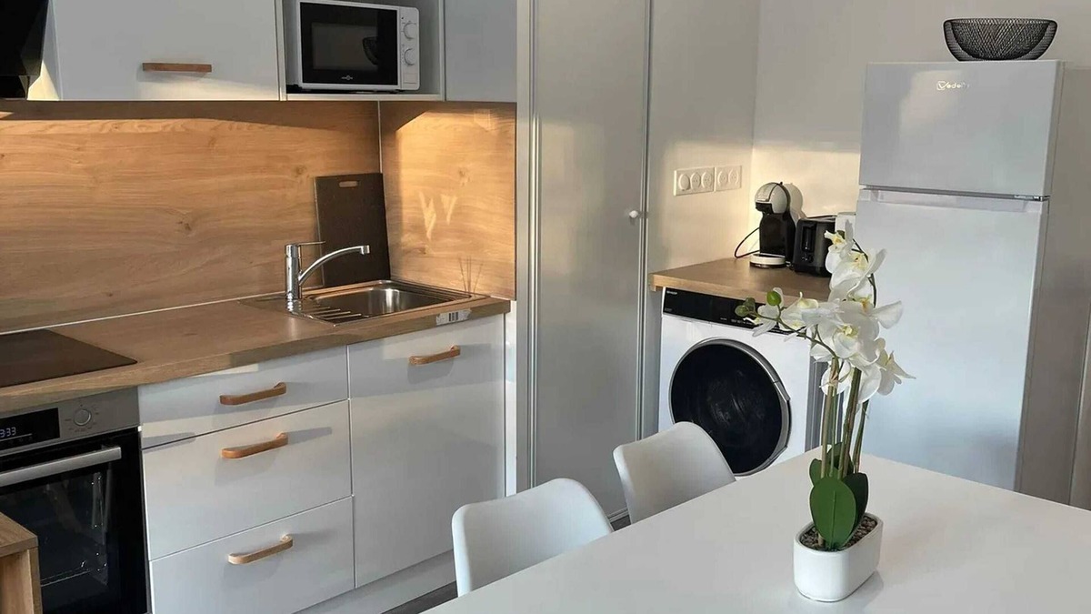 Chartres Apartment | Homerez - Cozy apartment in Chartres 52 m² balcony