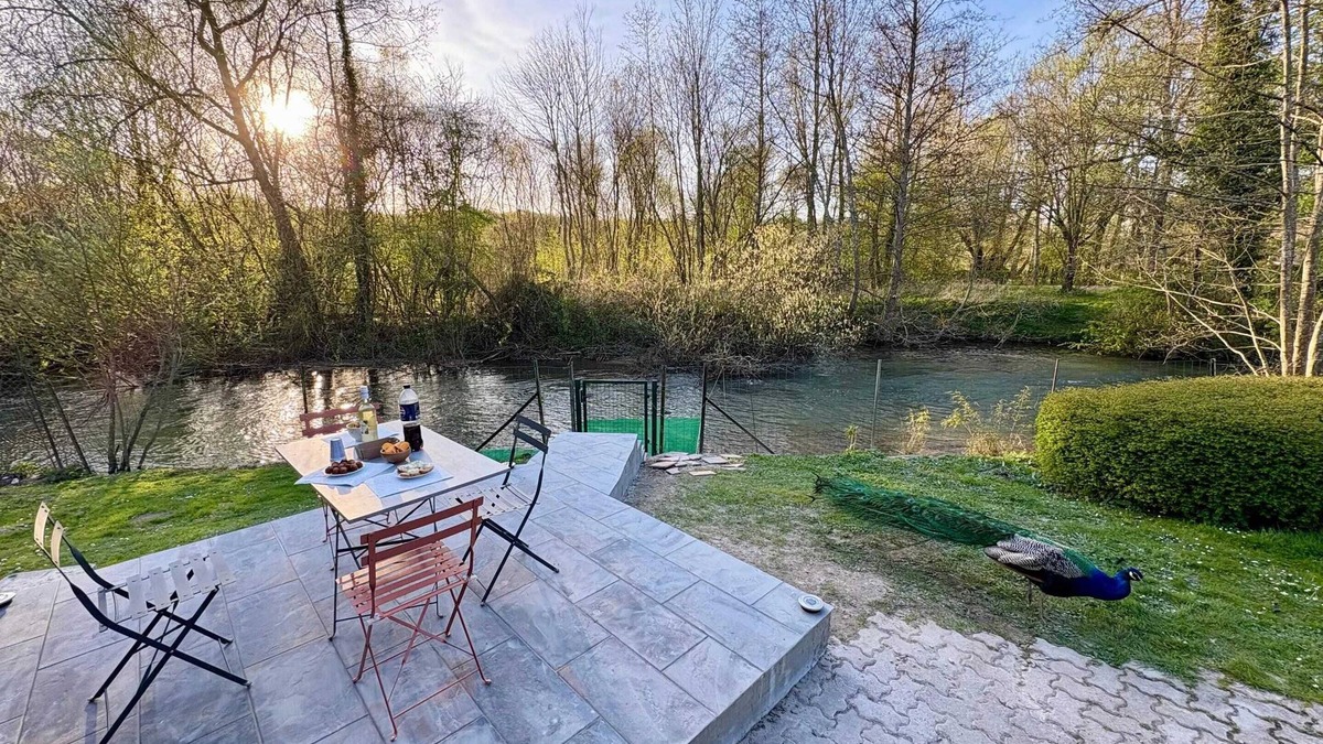 Authuille Ski Chalet | Homerez - Cozy Chalet with River View - 62 m²
