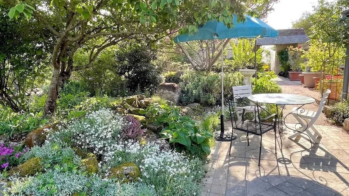 Brehemont House | Homerez - Cozy house in Bréhémont with peaceful garden