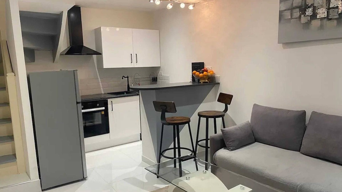 Trebes House | Homerez - Cozy House in Trèbes with 2 Bedrooms
