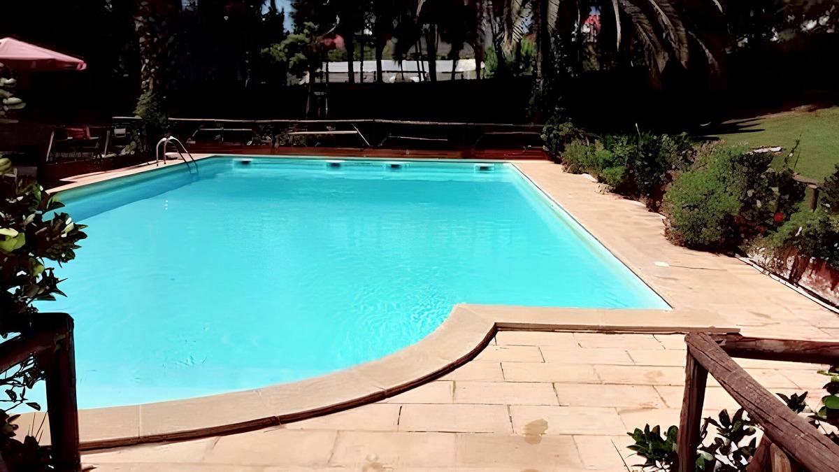 Carvalhal Benfeito House | Homerez - Cozy House with Pool in Carreiras, 25m²