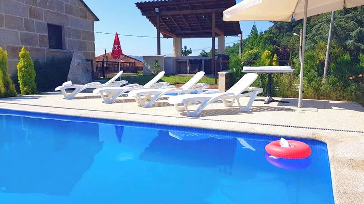 A Lama House | Homerez - Elegant House in Pontevedra + Private Pool