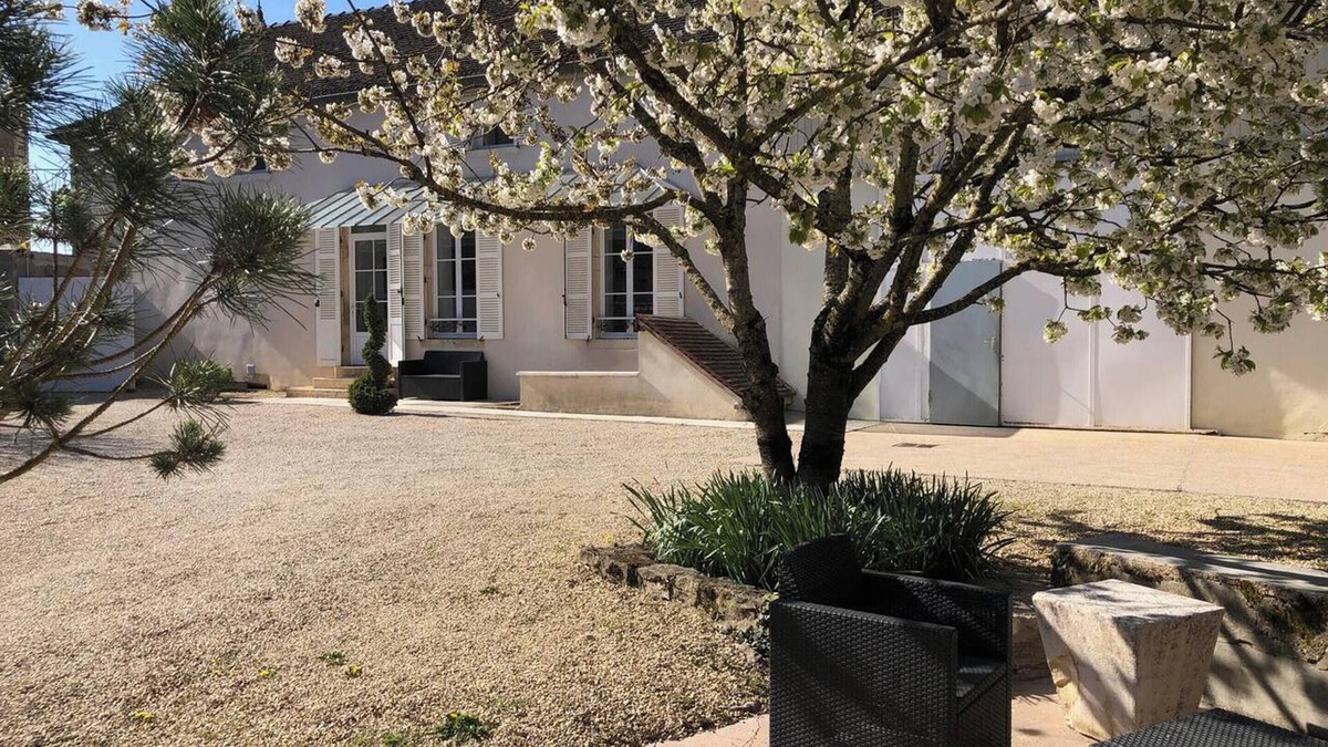Meursault House | Homerez - Elegant house in Meursault with fenced garden and fireplace