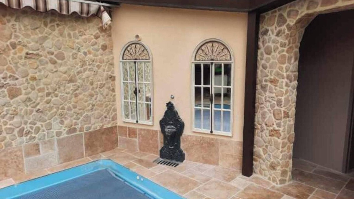 Folleville Villa | Homerez - Elegant Villa in Folleville with Private Pool