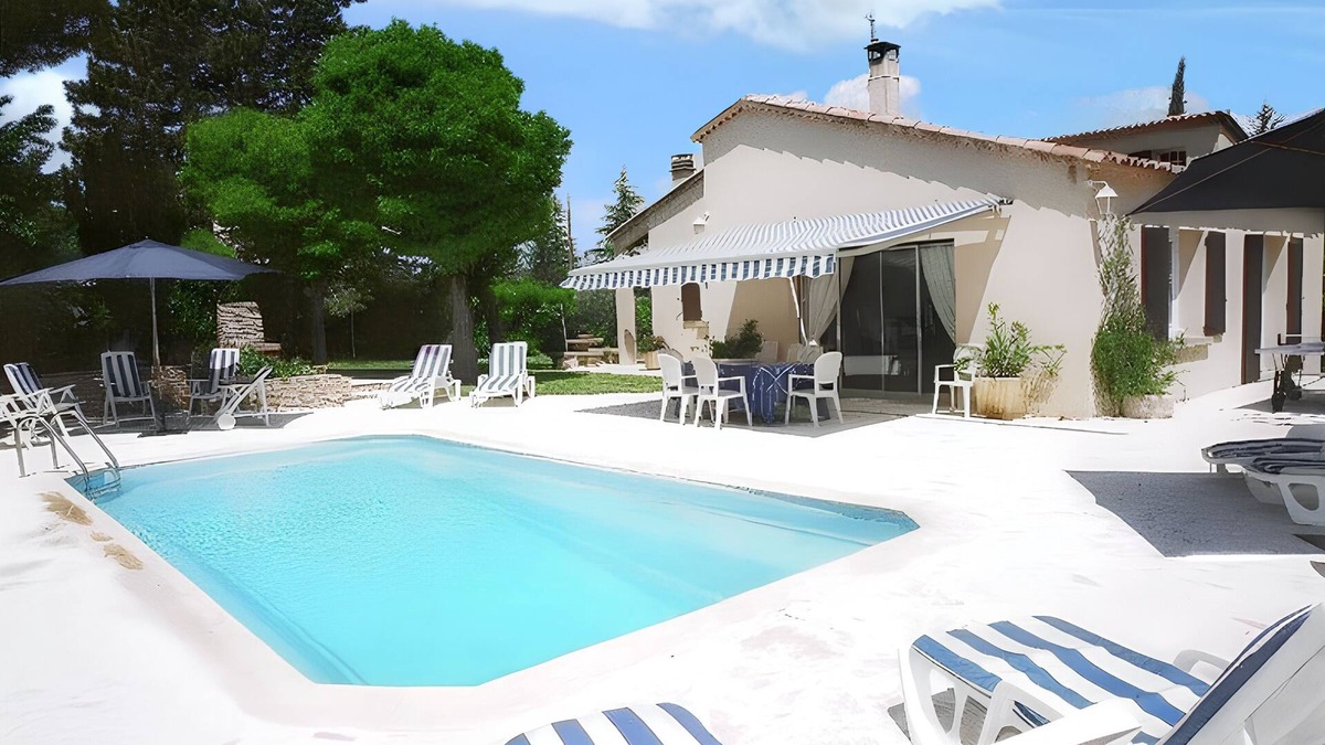 Cereste Villa | Homerez - Elegant Villa in Céreste with Private Pool and Jacuzzi