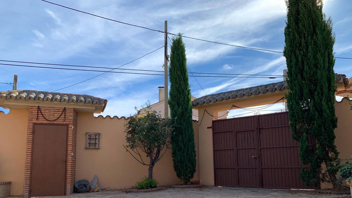 Aldehuela de la Boveda House | Homerez - Spacious house with garden and terrace