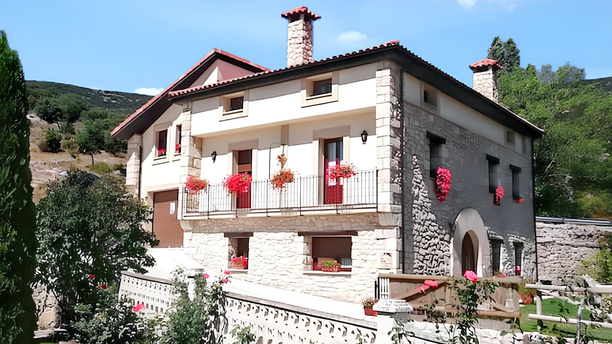 Puente-Arenas House | Homerez - Spacious House with Mountain Views