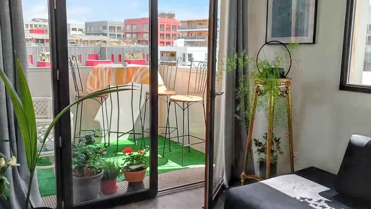 L'Ile-Saint-Denis Apartment | Homerez - Family apt, L'Île-Saint-Denis