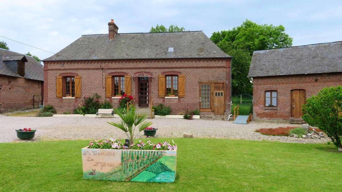 Aubermesnil-aux-Erables House | Homerez - Big house for 11 ppl. with terrace at Aubermesnil-aux-Érables
